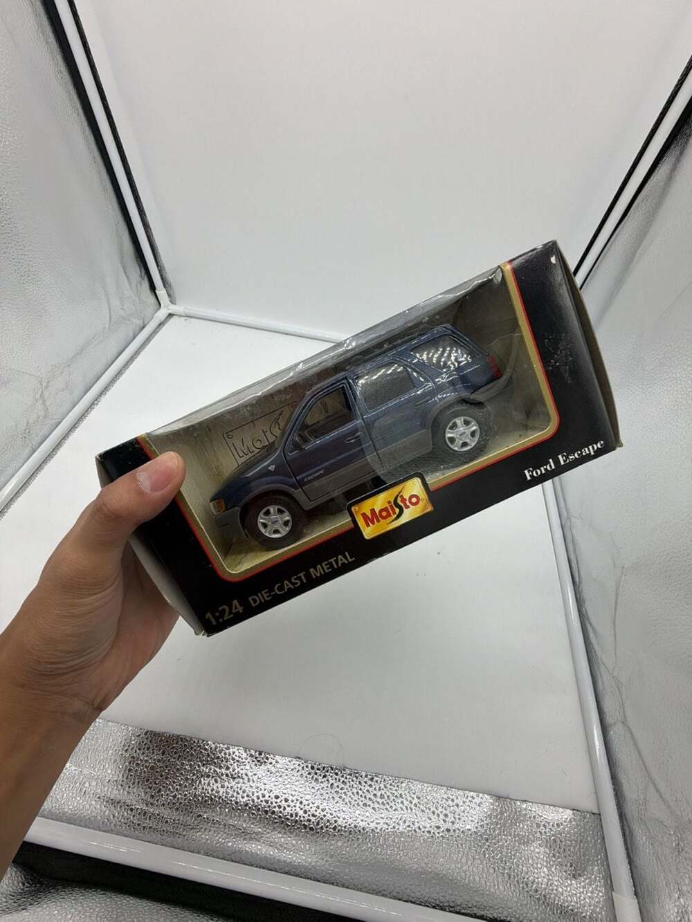 Maisto Special Edition 1:24 Die-Cast Metal Ford Escape